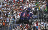 Foto: Fetels Monako F1 uzvaru atzīmē ar peldi baseinā