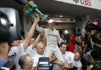 Foto: Rosbergs atzīmē pirmo uzvaru F1