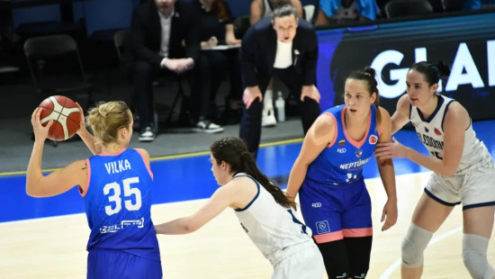 Kate Vilka un Rūta Stiprā revanšējas "Lietus meitenēm", panāk izšķirošo spēli