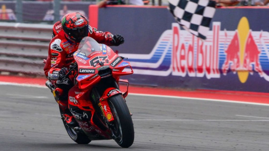 Pirms starta lietus izraisa haosu, "MotoGP" posmā uzvar Banjaja
