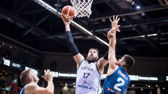 Slovēņi Dončiču taupa rītdienas randiņam ar Porziņģi un smagi zaudē Lietuvai