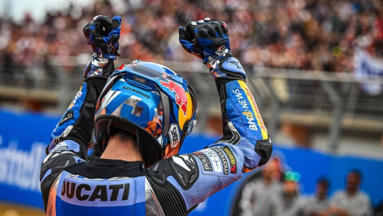 Sezonas pēdējā "MotoGP" sprintā uzvar Alekss Markess