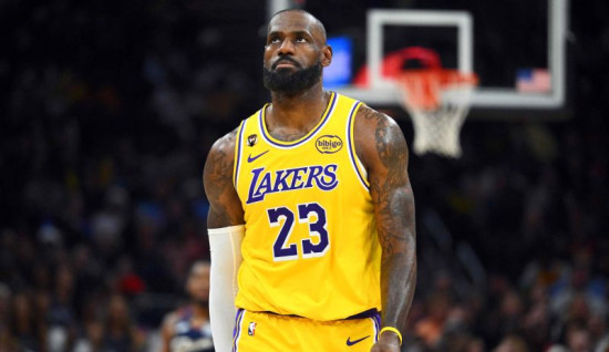 NBA līderu cīņā ''Thunder'' uzvar pagarinājumā, Lebrons paceļ vecākā triple-double latiņu