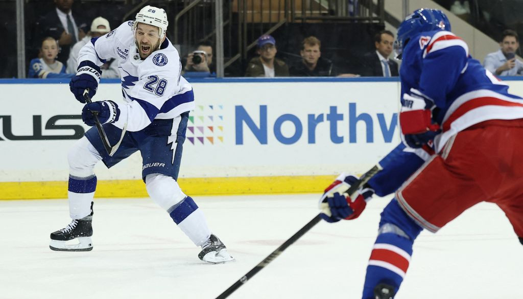 Girgensons gūst vārtus spēlē pret Rangers, kurā uzvaru izcīna New York