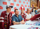 Foto: Latvijas izlases hokejisti priecē savus fanus Spicē