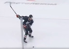 Video: KHL aizsargs met no savas zonas un gūst vārtus