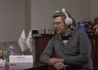 Video: Mazā Dārta izvaicā Latvijas hokeja izlases galveno treneri Vītoliņu