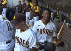 Video: Komandas biedri ignorē beisbolistu pēc viņa karjeras pirmā ''home run''