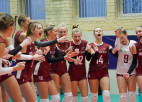 Video: Latvijas volejbola meiteņu izlase iespaidīgi dodas laukumā