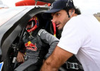 F1 pilots Sainss nonāk Dakaras rallija tiesnešu uzmanības centrā