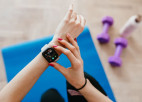 Reklāmraksts: Uzlabojiet savus treniņus – viedpulkstenis ar fitnesa izsekošanas un programmu pielāgošanas funkcijām