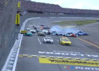 Video: NASCAR sacīkstes noslēdzas ar masveida sadursmi un fotofinišu