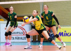 Latvijas jaunās volejbolistes dominē pirmajā setā, taču zaudē Lietuvai