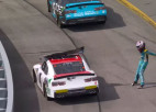 Video: NASCAR pilots pēc avārijas nolauzto bamperi met pa konkurenta mašīnu