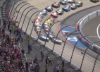 Video: NASCAR posmā Doverā Hamlins duelī uzveic sezonas līderi Larsonu