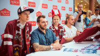 Latvijas izlases hokejisti priecē savus fanus Spicē