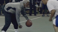 Īrvinga "onkulis" rāda brīnumus basketbola laukumā
