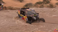 Dakaras rallija līderis gandrīz noslīcina savu auto upē
