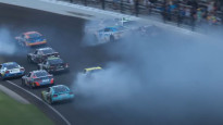 Larsons uzvar Indianapolisā, avārijas dēļ NASCAR sacīkstes aptur