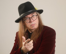 Uškāns kopā ar Akurateri un Sējānu ierakstījis postpanka noskaņās balstītu dziesmu “Tāls radio”