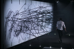 Tapusi izstāde par Artūra Virtmaņa un Danielas Vētras  performanci “Pret traģisko sienu” Rīgas mākslas telpā
