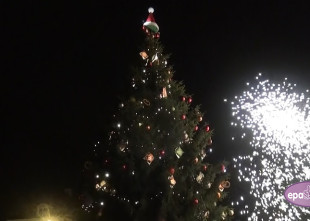 Video: Krāšņi iedegta galvenā Rīgas egle un atklāts Ziemassvētku tirdziņš