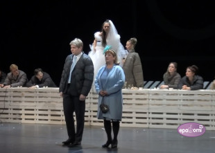 Video: KRIETNAIS CILVĒKS NO SEČUĀNAS Rīgas Krievu teātrī