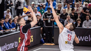 Latvijas 3x3 basketbolisti sīvā cīņā zaudē Serbijai un izstājas no PK