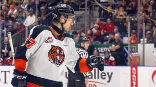 Aizsargs Hodass pēc trim sezonām WHL pieaugušo hokeju sāks ECHL