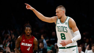 Porziņģis <i>play-off</i> iesāk ar 18 punktiem, "Celtics" mājās pārspēj "Heat"