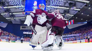 Latvijas hokejisti pasaules čempionātā atzīst zviedru pārākumu