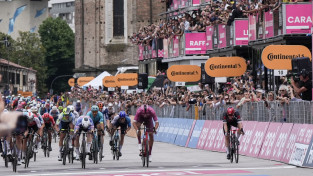 Beļģis Merljē masu finišā triumfē "Giro d'Italia" 18. posmā