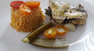 Folijā cepta karūsa ar dārzeņiem