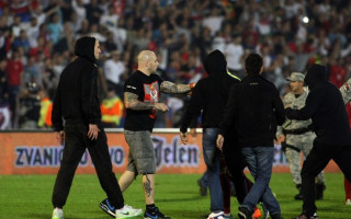 Foto: Futbolisti un līdzjutēji izraisa plašas nekārtības Serbijas un Albānijas mačā