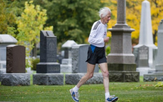 81 gada vecumā noskrien maratonu trijās ar pusi stundās