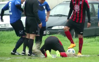 Video: Spēlētājs ar rokām mēģina izsmelt ūdeni, lai uzsistu pa vārtiem