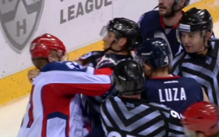 Video: KHL līdervienības aizsargs iesit tiesnesim, četru spēļu diskvalifikācija