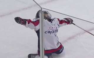 Video: Mazā hokejista neviltotais prieks gūstot vārtus