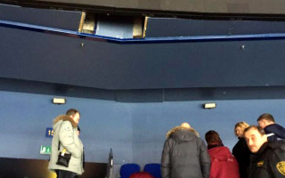 KHL mačā, lienot pēc rotaļlietas, VIP ložas dāma nogāžas lejā