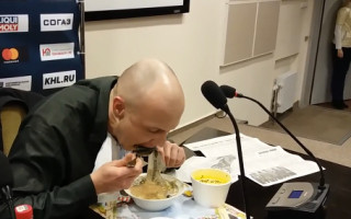 Video: Žurnālists tur solījumu un apēd avīzi