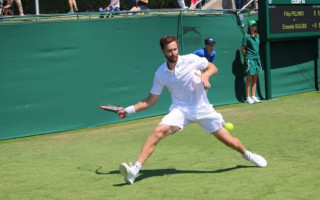 Video: Gulbis sajauc puses un padzeras pretinieka ūdeni