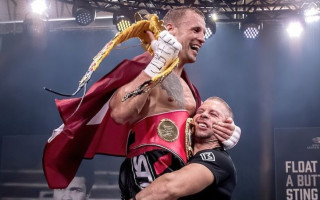 Video: Jubilārs Briedis ceļ likmes un Džeikam Polam sola galdā likt IBF čempiona jostu