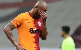 "Galatasaray" futbolists noraidīts par sitienu komandas biedram