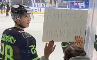 Video: Maiņas darījums hokejā - bērnu šokolāde pret KHL ripu