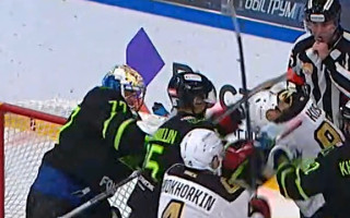 Video: KHL vārtsargs ar nūju iesit pa Hārtlija audzēkņa galvu