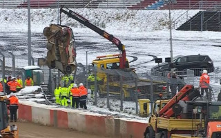 Video: 74 gadus vecs pilots rallijkrosā Nirburgringā smagi avarē