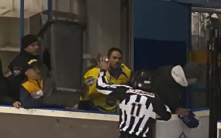 Video: KHL pieredzi guvušais pēc kautiņa kļūst bravūrīgs un laukumā iemet miskasti