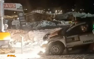 Video: WRC pilots Evanss cīnās par uzvaru un avarē pēc finiša