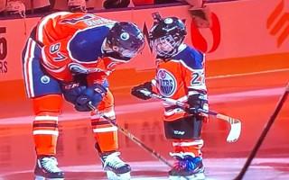 Video: Makdeivids un ''Oilers'' piepilda maza puisēna kvēlāko sapni
