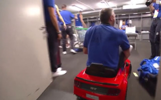 Video: Itālijas galvenais treneris uzvaru pret Ukrainu nosvin sarkanā bērnu auto
